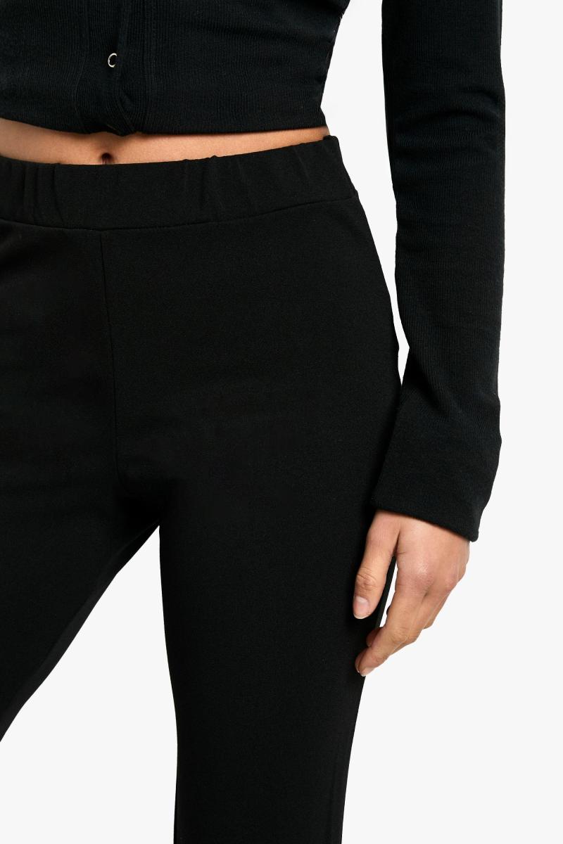 Маленькі штани на ногах