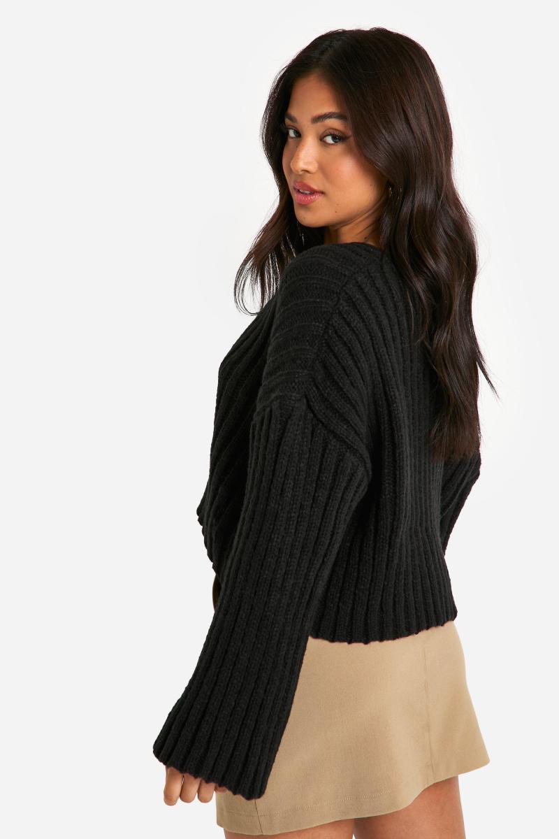 Укорочений трикотажний джемпер з V-подібним вирізом у рубчики