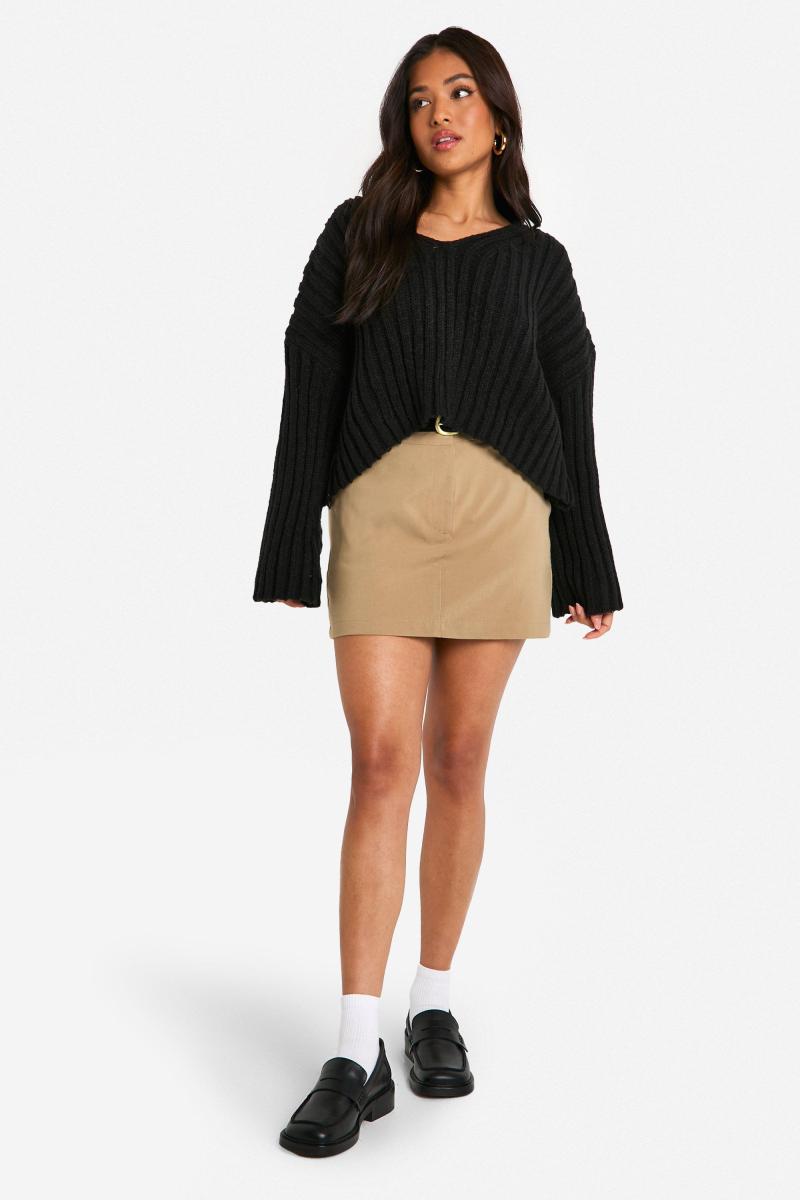 Укорочений трикотажний джемпер з V-подібним вирізом у рубчики