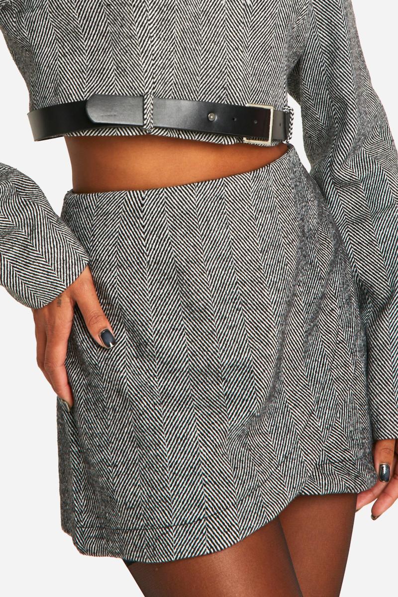 Міні-спідниця з запахом у ялинку спереду