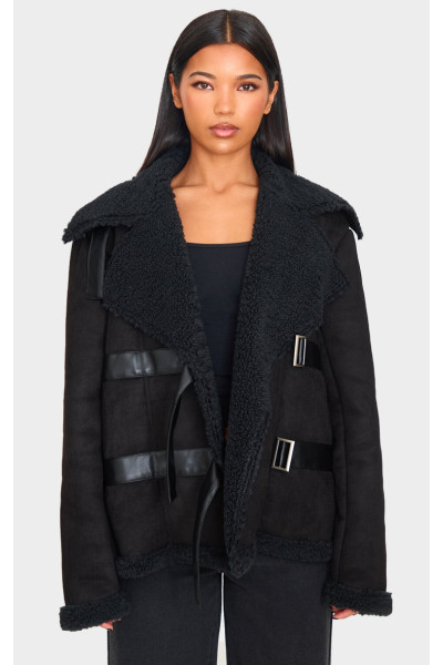 Чорна куртка-авіатор з обробкою пряжками