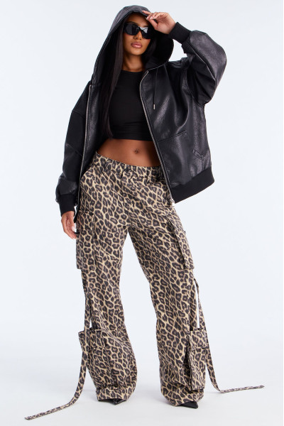 Об'ємна куртка-бомбер 