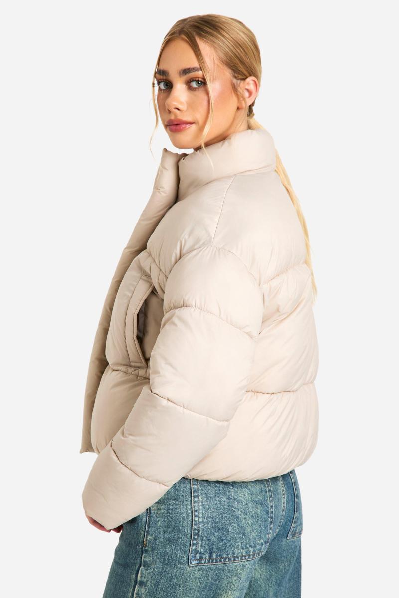 Пуховик із воронковим вирізом