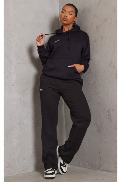 Прямі джоггери PRETTYLITTLETHING з чорними деталями значка