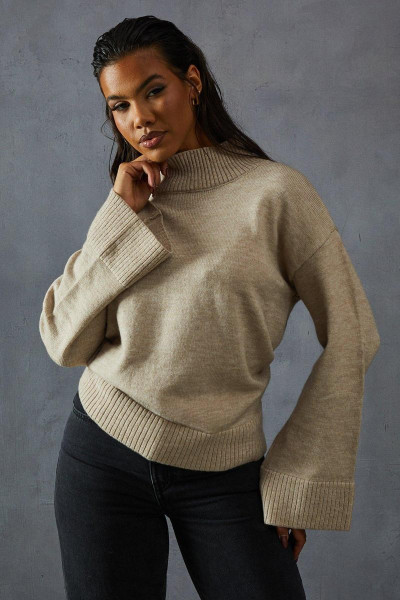 В'язаний перемичка з високою шиєю на шиї