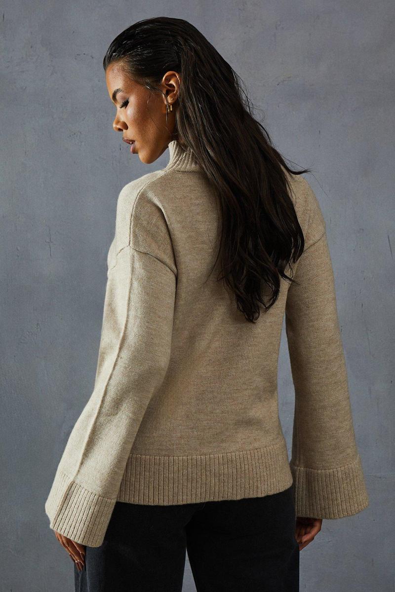 В'язаний перемичка з високою шиєю на шиї