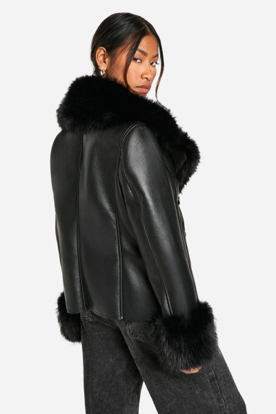 Коротке пальто зі штучної шкіри з коміром зі штучного хутра