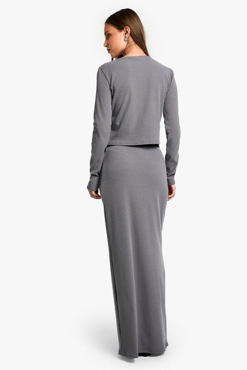 Кнопка м'якого ребра через верхню частину довгих рукавів та максі -координа спідниці