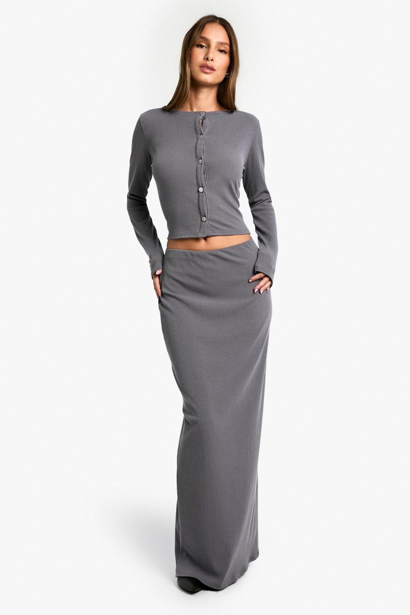 Кнопка м'якого ребра через верхню частину довгих рукавів та максі -координа спідниці