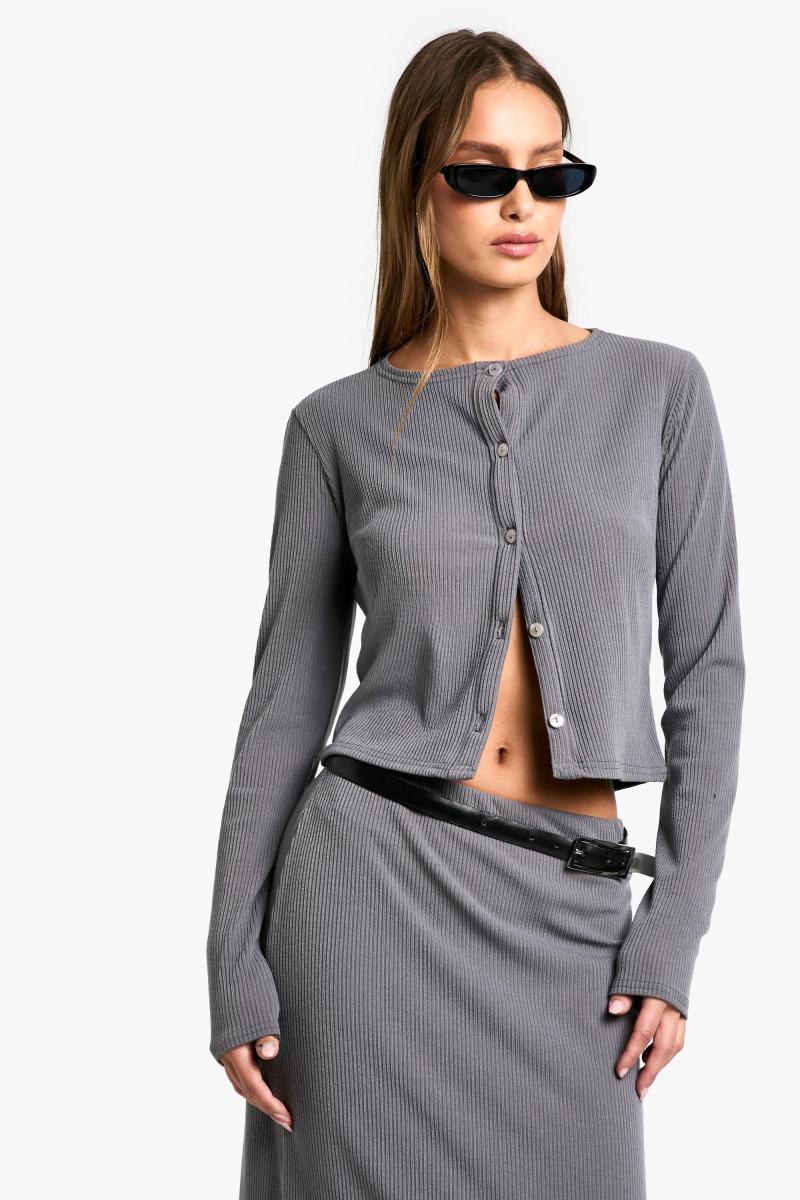 Кнопка м'якого ребра через верхню частину довгих рукавів та максі -координа спідниці