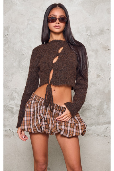 Маленький шоколадний пухнастий в’язаний джемпер з вирізаними деталями