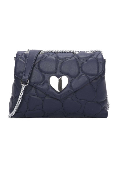 Стегана сумочка на плече з акцентом у сріблястому сердечку та елегантним ремінцем на ланцюжку