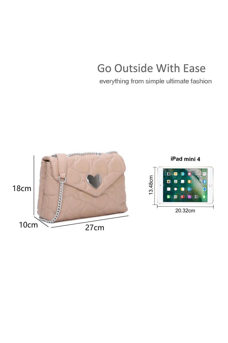 Стегана сумочка на плече з акцентом у сріблястому сердечку та елегантним ремінцем на ланцюжку