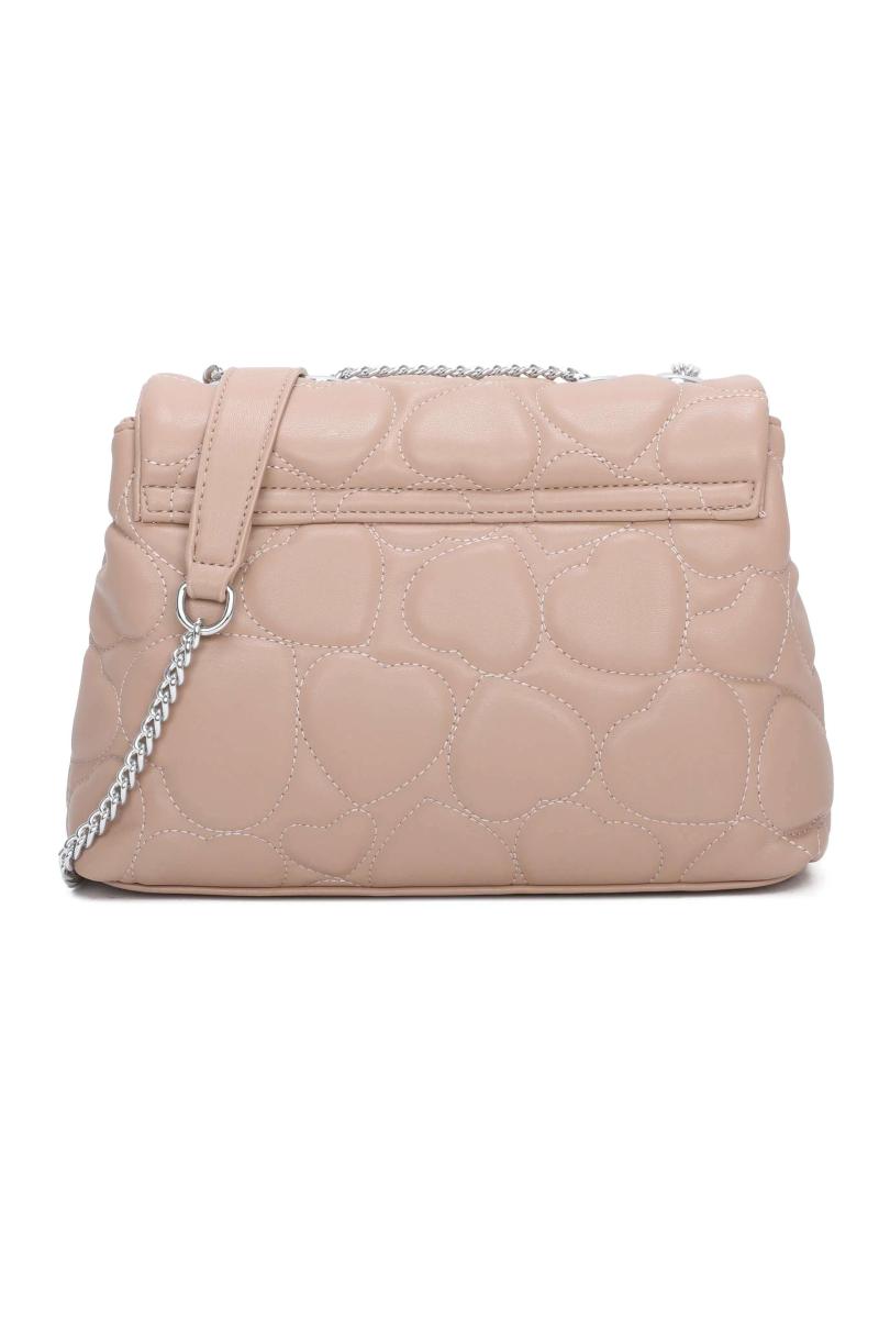 Стегана сумочка на плече з акцентом у сріблястому сердечку та елегантним ремінцем на ланцюжку