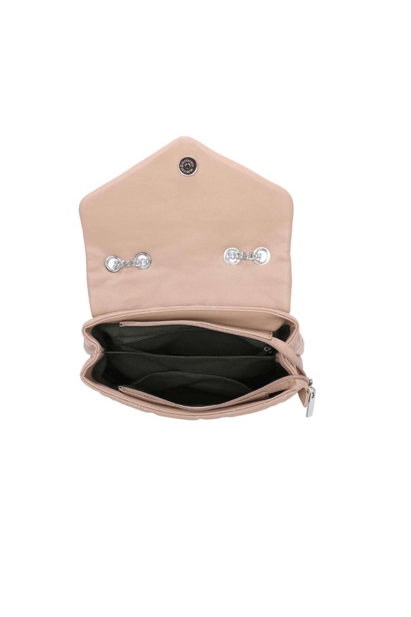 Стегана сумочка на плече з акцентом у сріблястому сердечку та елегантним ремінцем на ланцюжку