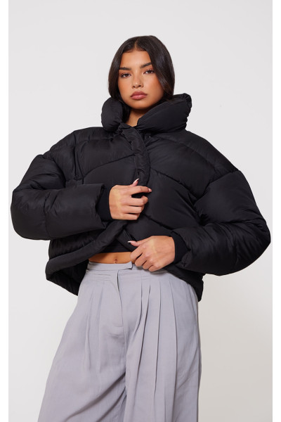 Чорна стьобана асиметрична куртка-пуховик з високим горлом