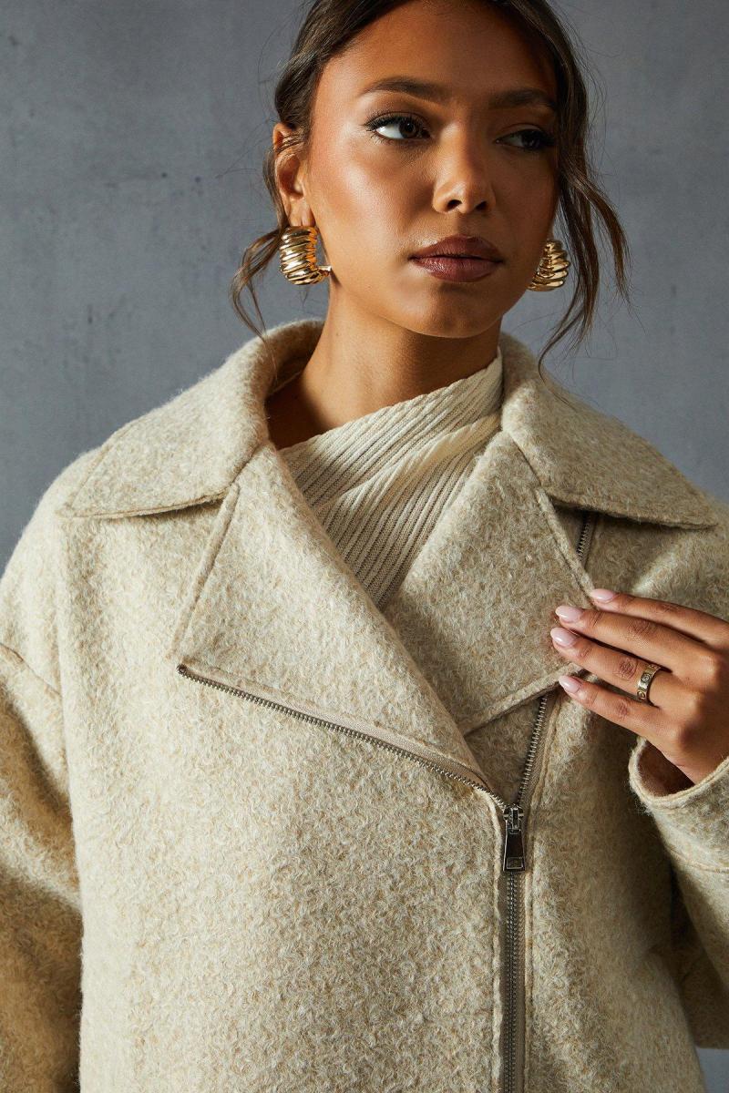 Вовна виглядає байкерська куртка