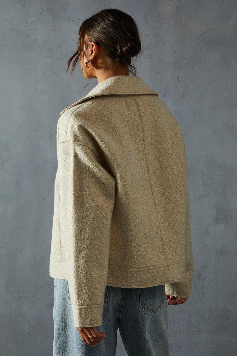 Вовна виглядає байкерська куртка