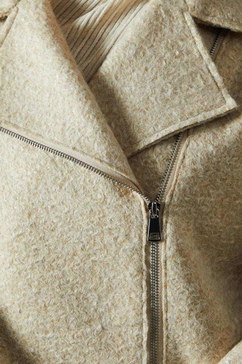 Вовна виглядає байкерська куртка