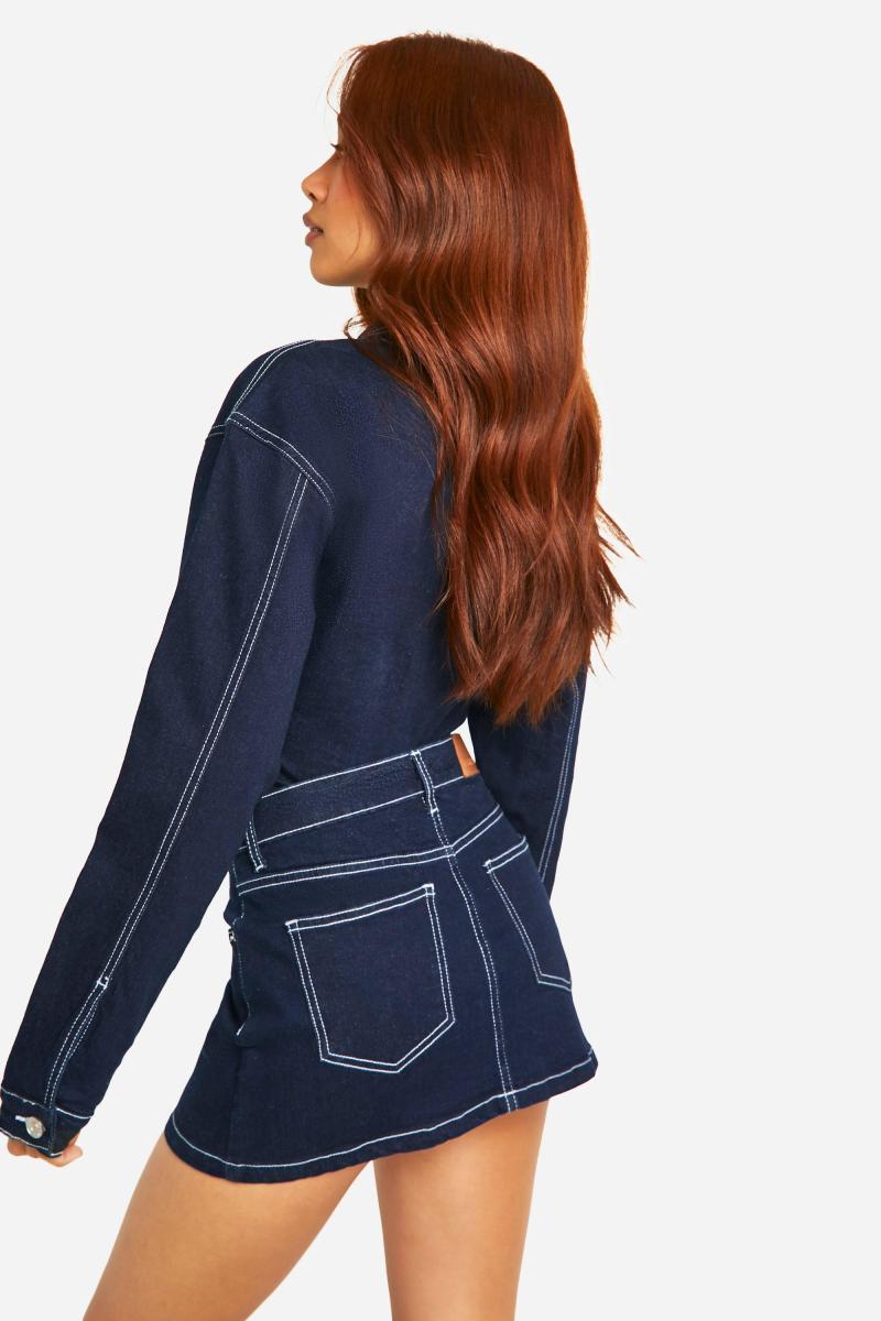 Мікро-міні-спідниця з необробленого деніму кольору індиго з контрастним стібком