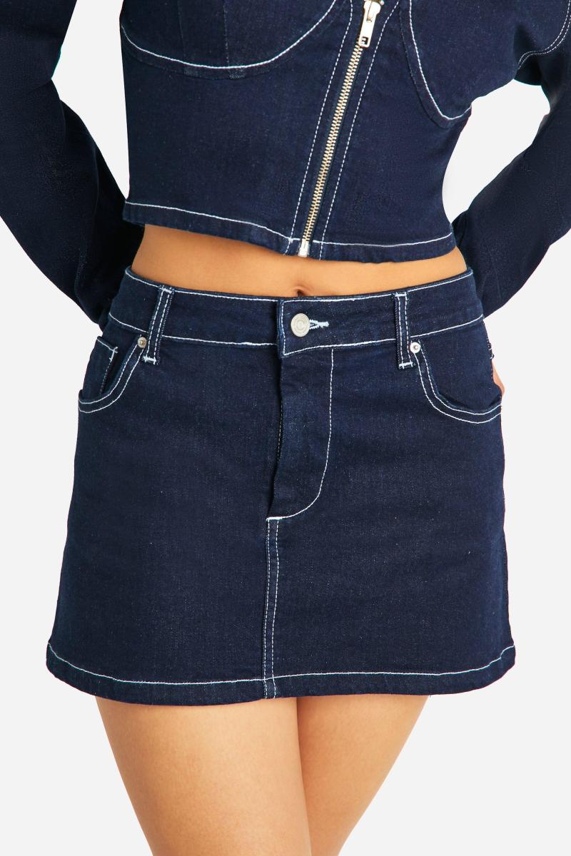 Мікро-міні-спідниця з необробленого деніму кольору індиго з контрастним стібком