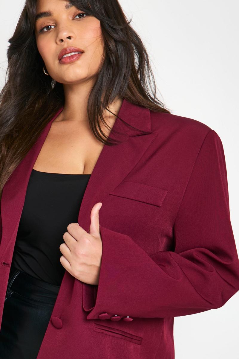 Плюс необхідний великий однобортний піджак